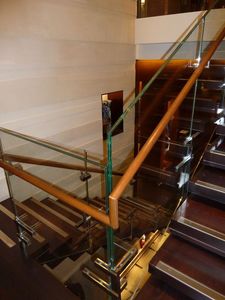 Escaleras de acero inoxidable pulido, Construccin e instalacin de la escalera de salas de exhibicin y hoteles