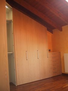 Esquina armario de dormitorio con bajo techo, Armario para el tico, angular, hecho a medida