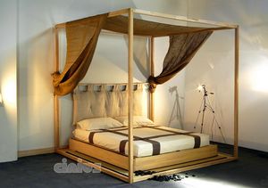 Yasumi, Cama japonesa con dosel