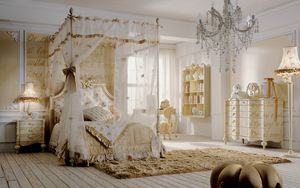Romeo, Dormitorio con cama con dosel, decoraciones doradas