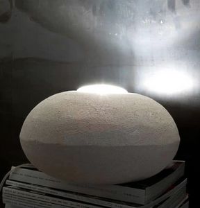 UFO 30, Lmpara de pie hecha de piedra, de forma redonda