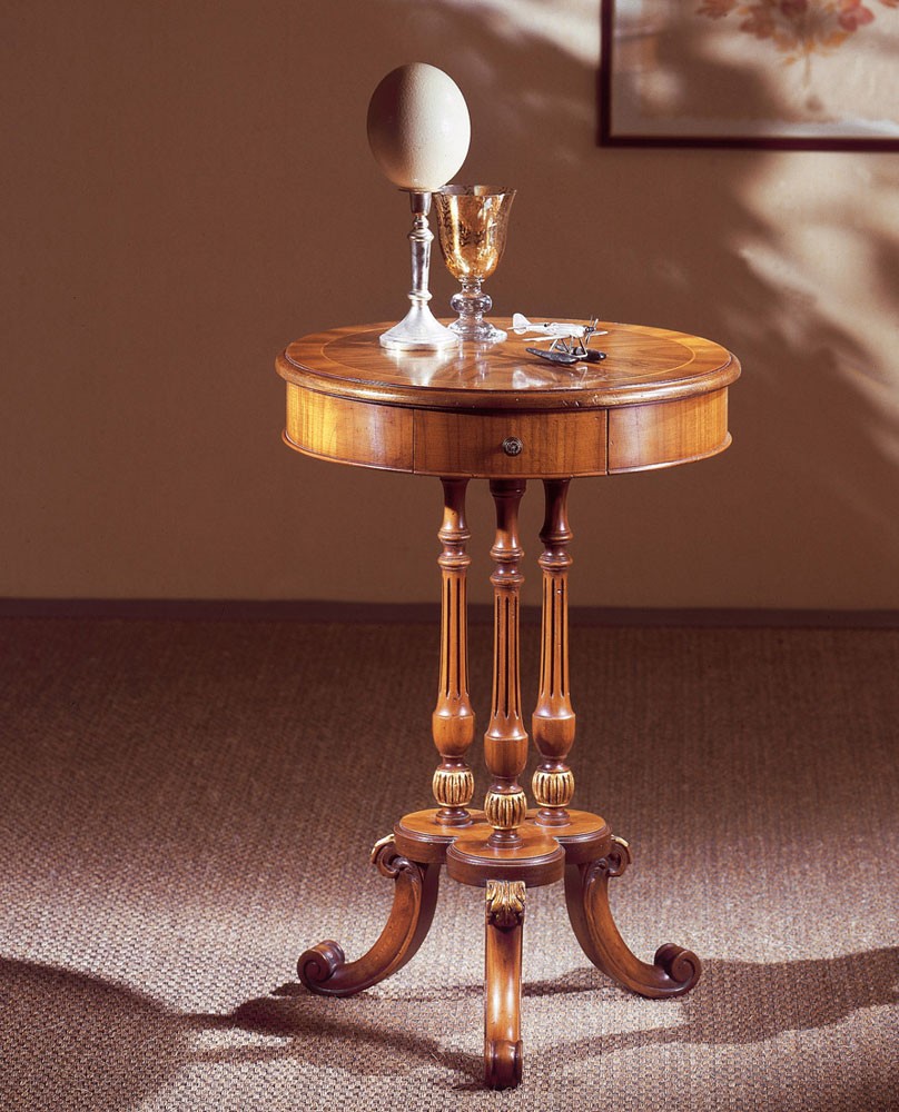 Mesa pequeña elegantemente decorada, con tapa redonda