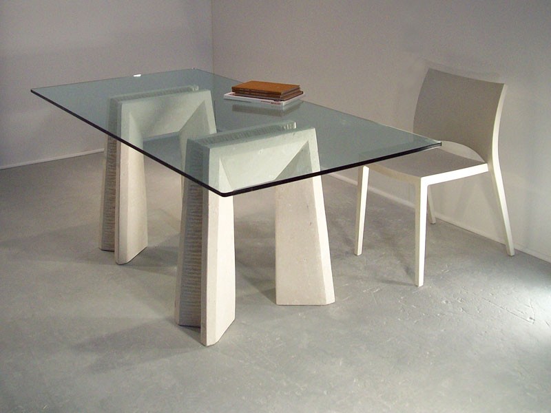 Mesas de comedor con tapa de cristal y patas de piedra