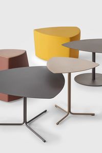 Kensho Tables, Mesa de centro hecha de acero de color, forma triangular