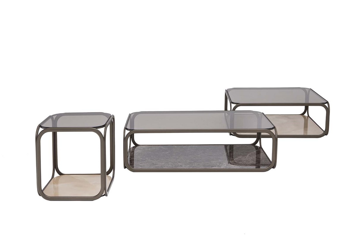 Mesas pequeñas con estructura metálica, tapa de cristal y base de gres  porcelánico.