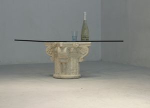 San Giorgio, Mesa de centro con tapa de cristal, base de piedra decorado a mano