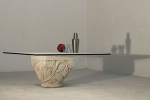 San Romano, Pequea mesa con elegante stano piedra, decoraciones artesanales