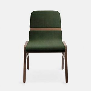 Aura silla, Silla de madera robusta con respaldo suave y ligeramente inclinado.