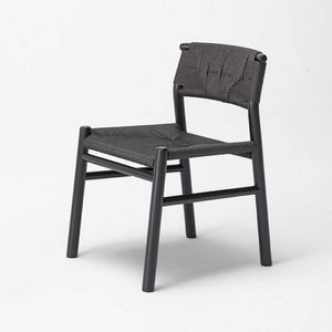 Haiku silla de paja, Silla de madera con asiento y respaldo de paja.