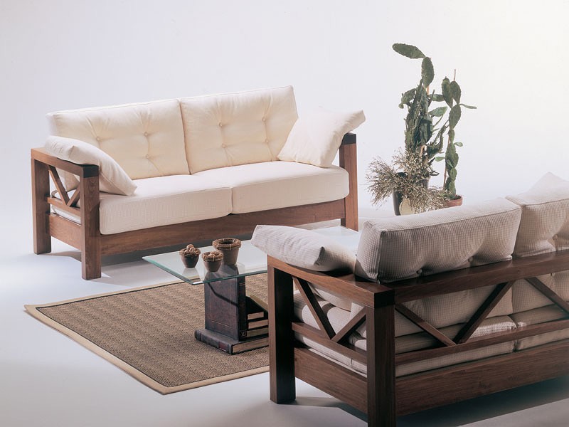 Sofá con madera a la vista, diseño simple, por el ático | IDFdesign