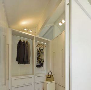 Vestuario 01, Vestuario, pintado de blanco, con sistema modular de mobiliario para espacios domsticos